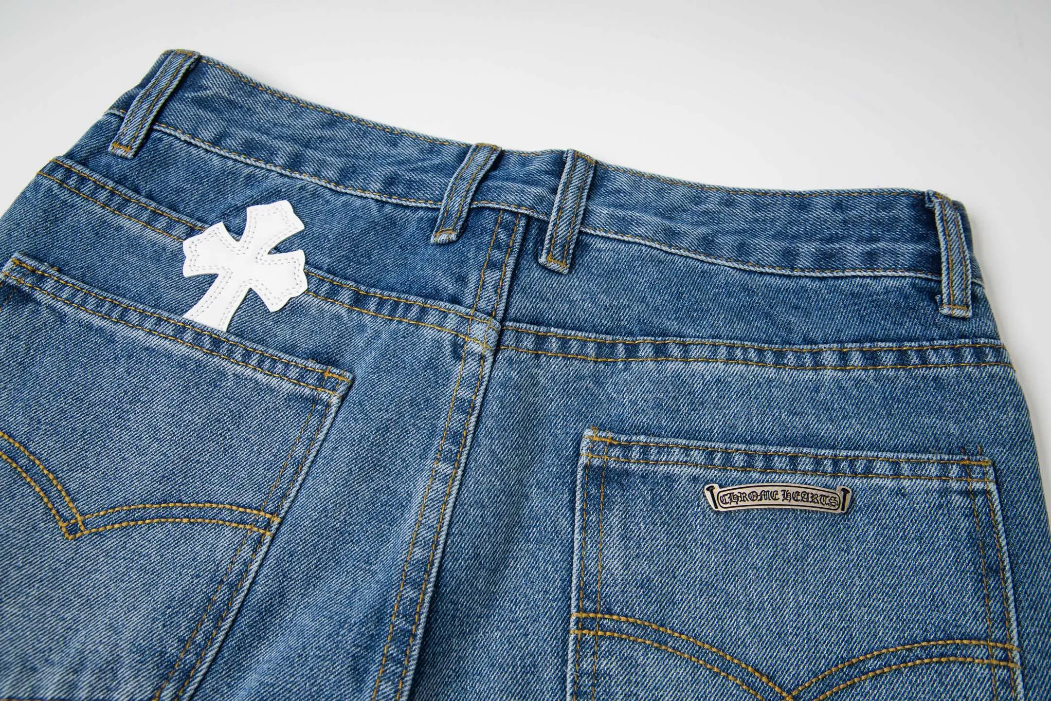 P210 Chrome Hearts jeans, blue and white leather. As we all know, chromehearts jeans use vintage Levis jeans as the base for creation. They usually add their own unique silver buckles and silver ornaments, plus leather embellishments. This is what doubles the value of these vintage jeans. Because the base is vintage jeans, the jeans themselves have become very soft and comfortable after years of baptism. This can be distinguished from ordinary jeans. Regarding the size, you should also refer to the pants data. Style number: 1780# Size: 28 30 32 34 36